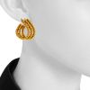 Vintage earrings for non pierced ears in yellow gold - Detail D1 thumbnail