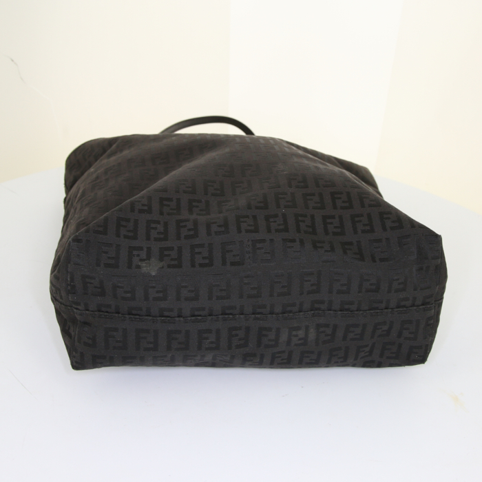Sac cabas Fendi Zucchino en toile monogram noire et cuir noir - Detail D4