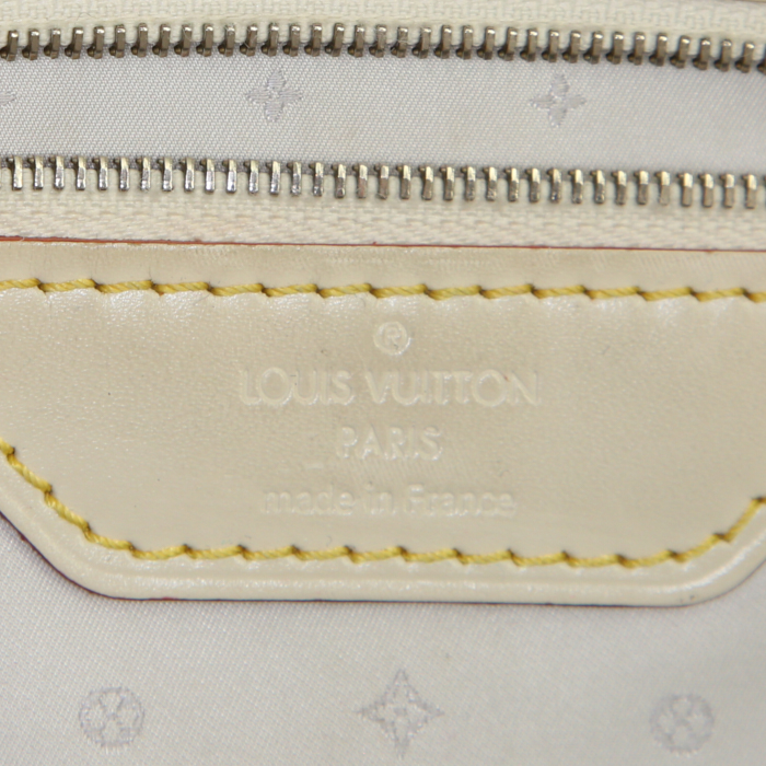Sac à main Louis Vuitton Lockit  en cuir suhali crème et cuir glacé crème - Detail D3