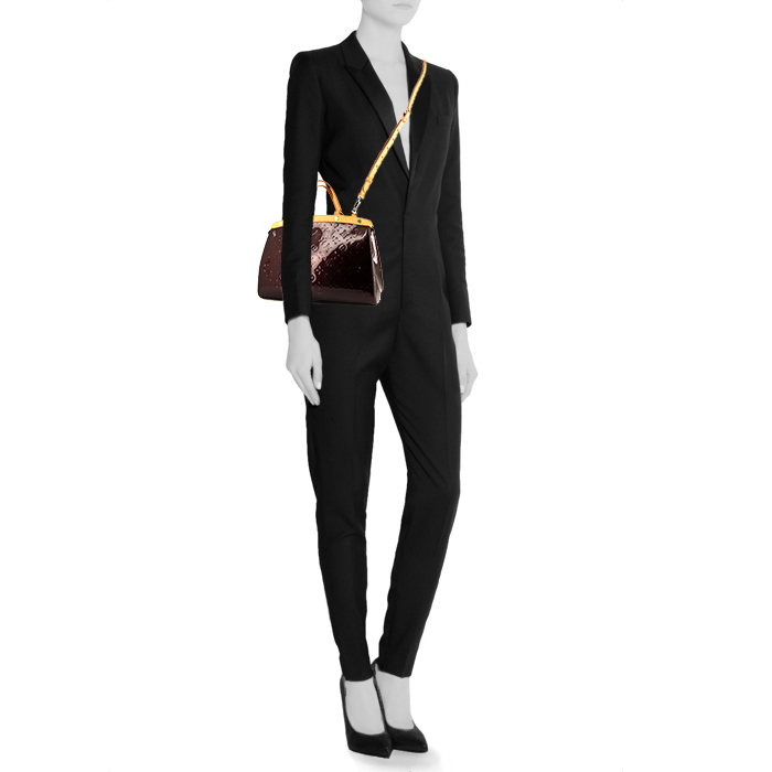 Bolso de mano Louis Vuitton Brea en charol color burdeos y cuero natural - Detail D2