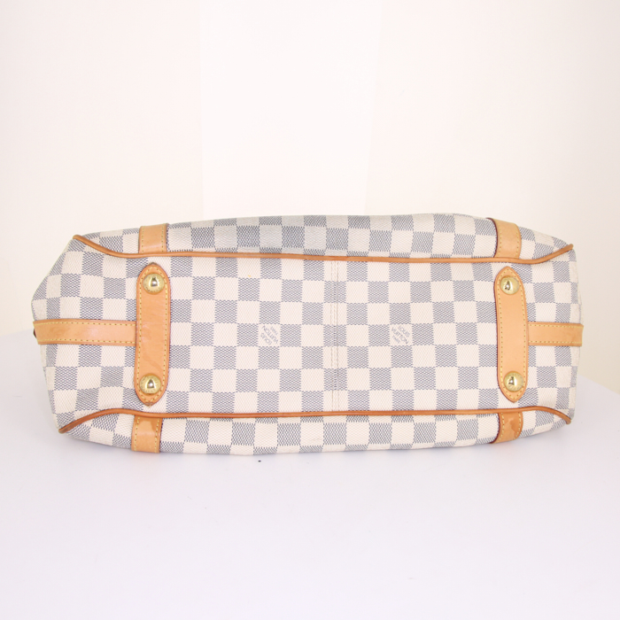 Bolso de mano Louis Vuitton Stresa en lona Monogram azul celeste y cuero natural - Detail D4