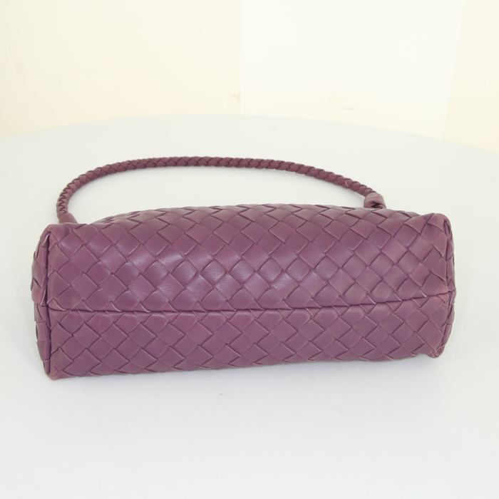 Sac à main Bottega Veneta en cuir intrecciato violet - Detail D4
