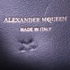 Bolso bandolera Alexander McQueen Heroine en cuero negro - Detail D4 thumbnail