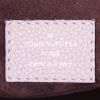 Borsa a tracolla Louis Vuitton Babylone in pelle beige con motivo forato - Detail D4 thumbnail