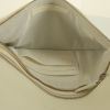 Bolsito de mano Chanel 31 en cuero acolchado blanco - Detail D2 thumbnail