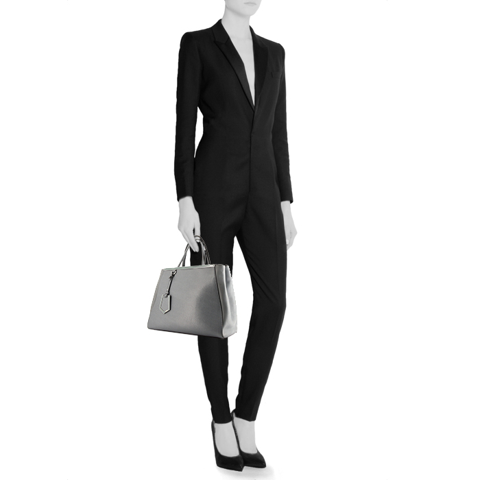 Sac porté épaule ou main Fendi 2 Jours en cuir gris - Detail D1