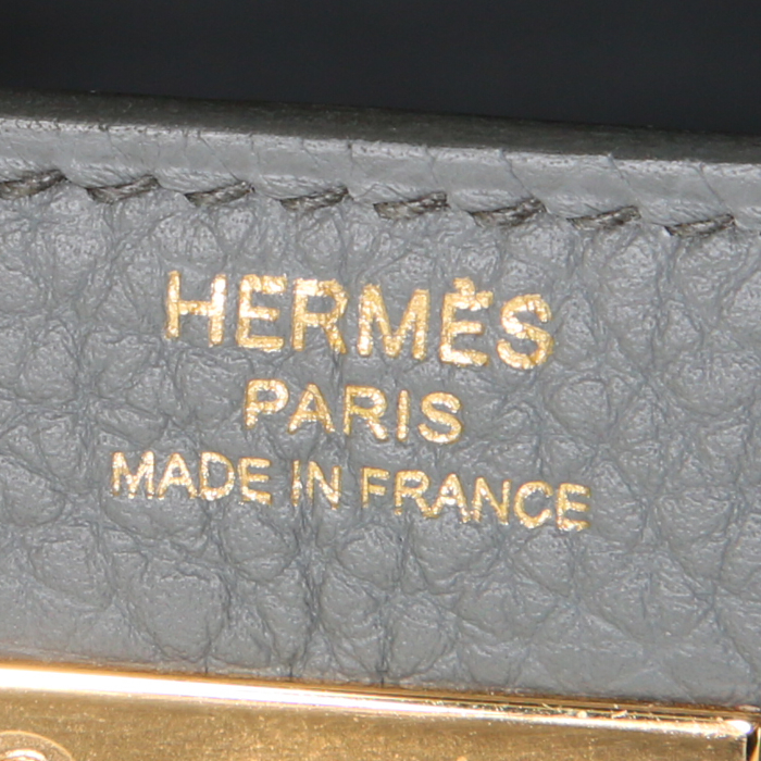 Hermes Kelly 28 cm handbag in green Amande togo leather - Detail D4