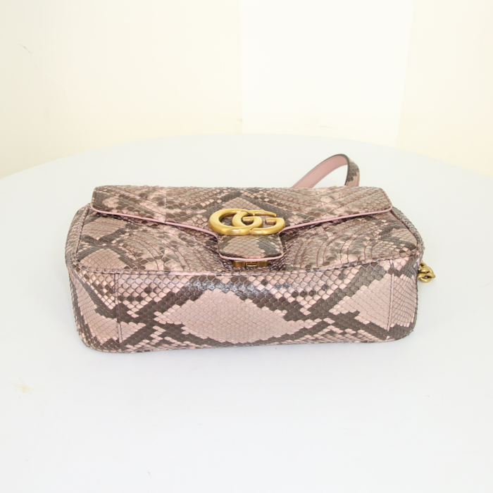 Bolso bandolera Gucci  GG Marmont modelo pequeño  en piel de pitón beige rosado - Detail D5