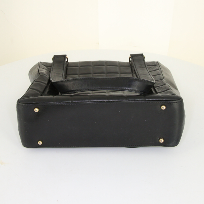 Sac à main Chanel Choco bar en cuir matelassé noir - Detail D4