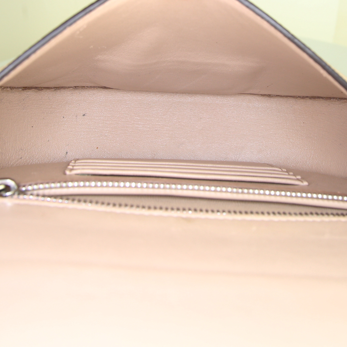 Céline Trotteur small model shoulder bag in beige grained leather - Detail D2