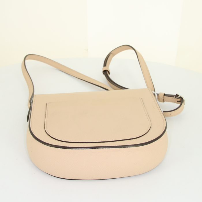 Céline Trotteur small model shoulder bag in beige grained leather - Detail D5