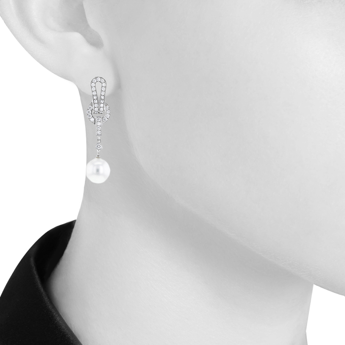 Orecchini Cartier Agrafe in oro bianco,  diamanti e perle coltivate