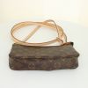 Bolsito de mano Louis Vuitton Pochette accessoires en lona Monogram marrón y cuero natural - Detail D5 thumbnail