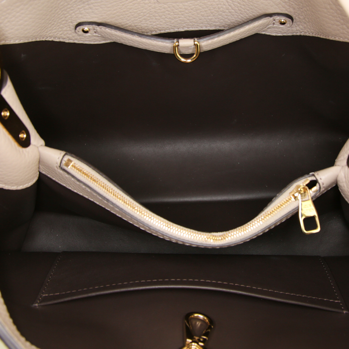 Sac à main Louis Vuitton Capucines en cuir grainé beige - Detail D2