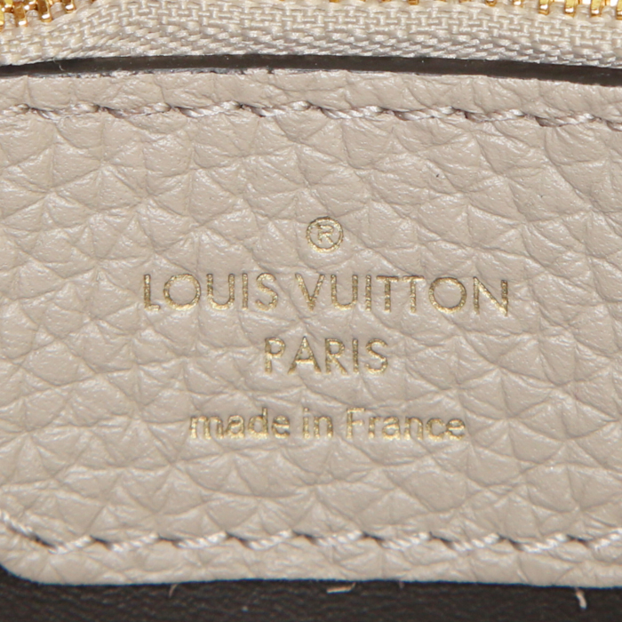 Sac à main Louis Vuitton Capucines en cuir grainé beige - Detail D3