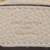 Borsa Louis Vuitton Capucines in pelle martellata beige - Detail D3 thumbnail