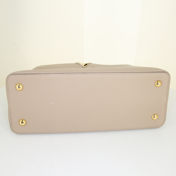 Sac à main Louis Vuitton Capucines en cuir grainé beige - Detail D4