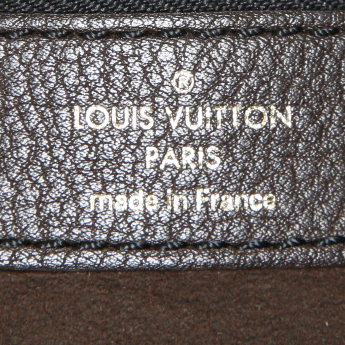 Louis Vuitton L handbag in brown mahina leather - Detail D3