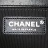 Bolsito de mano Chanel Boy en cuero acolchado negro - Detail D3 thumbnail