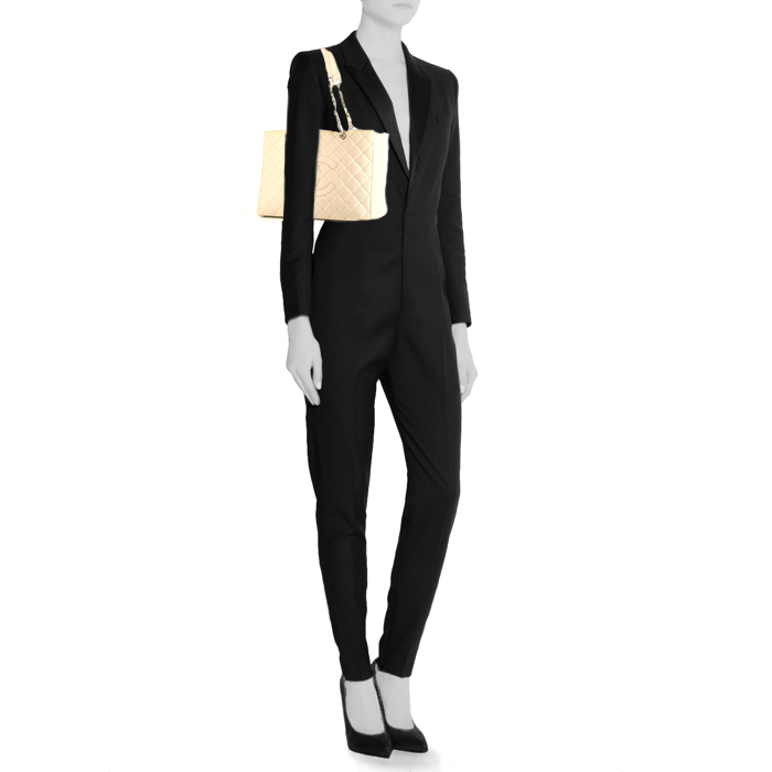 Sac porté épaule ou main Chanel Shopping GST en cuir grainé matelassé crème - Detail D1