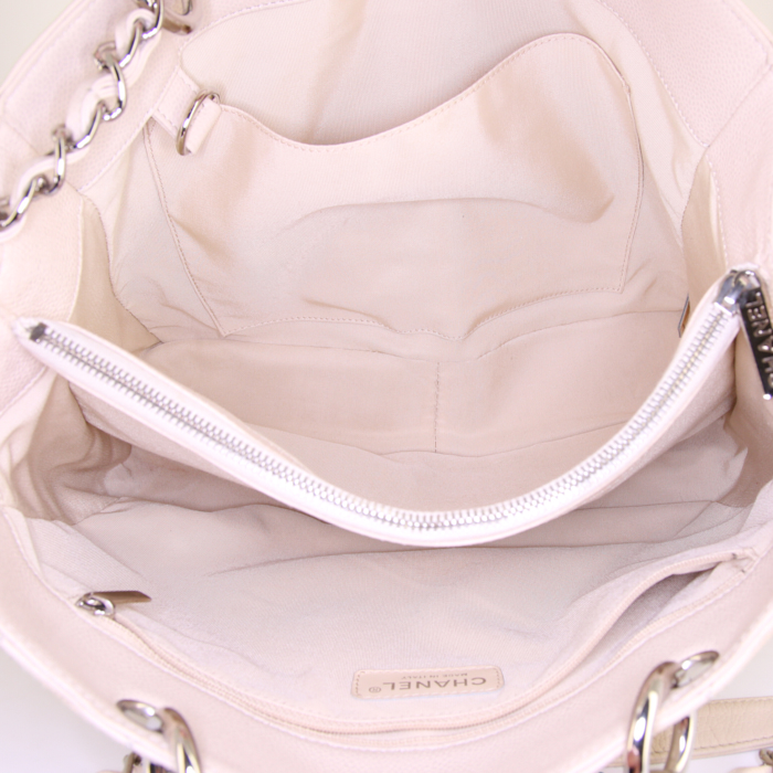 Chanel Shopping GST bag worn on the shoulder or carried in the hand in cream color quilted grained leather - Detail D2