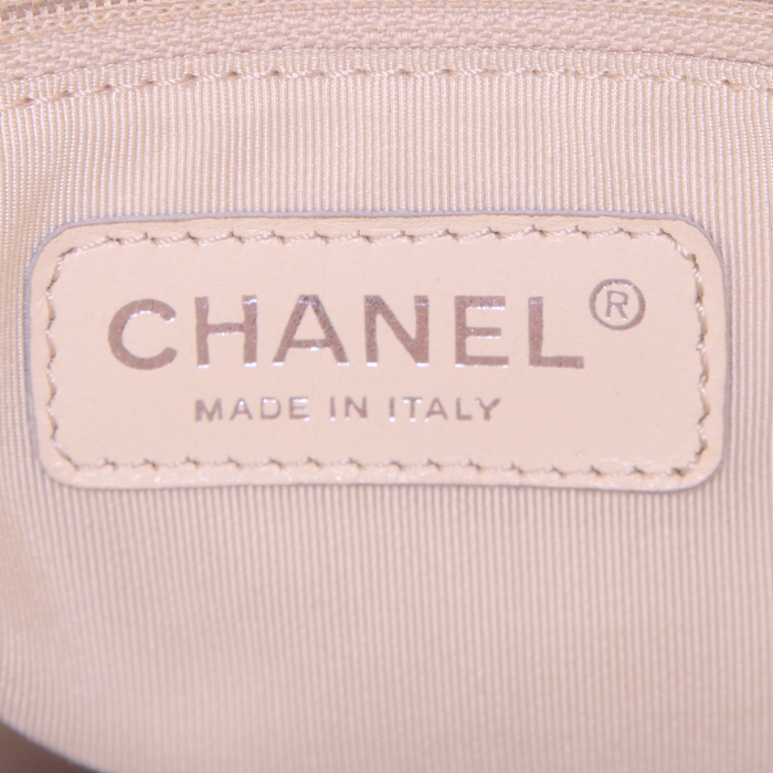 Chanel Shopping GST bag worn on the shoulder or carried in the hand in cream color quilted grained leather - Detail D4