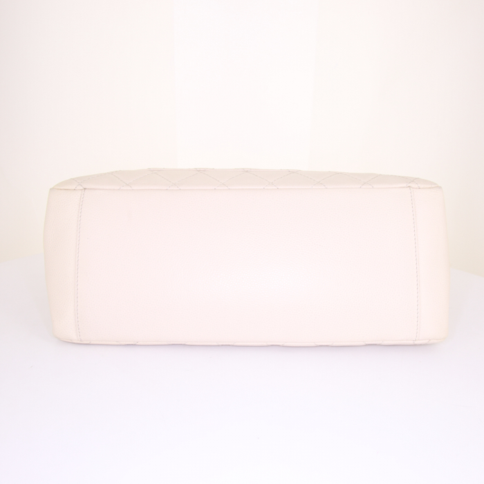 Sac porté épaule ou main Chanel Shopping GST en cuir grainé matelassé crème - Detail D5