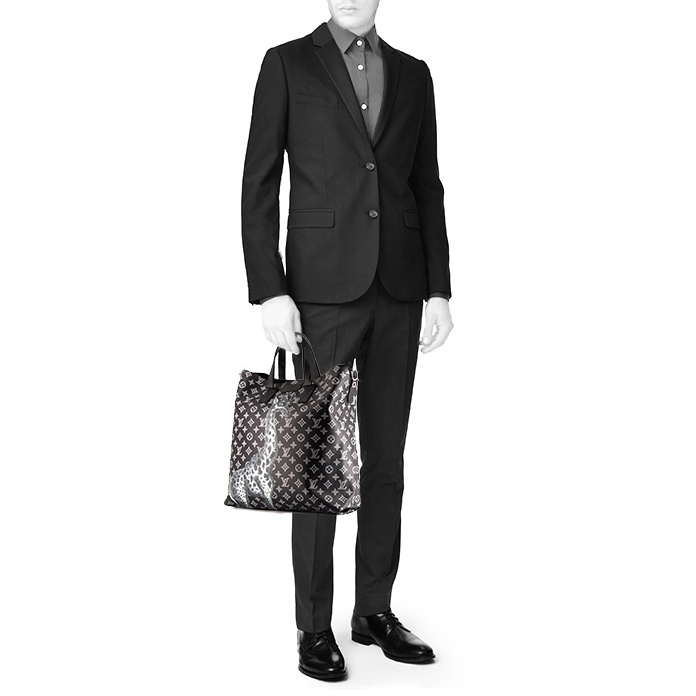 Louis Vuitton Edition Limitée Chapman Brothers shopping bag in dark blue monogram canvas and black leather - Detail D1