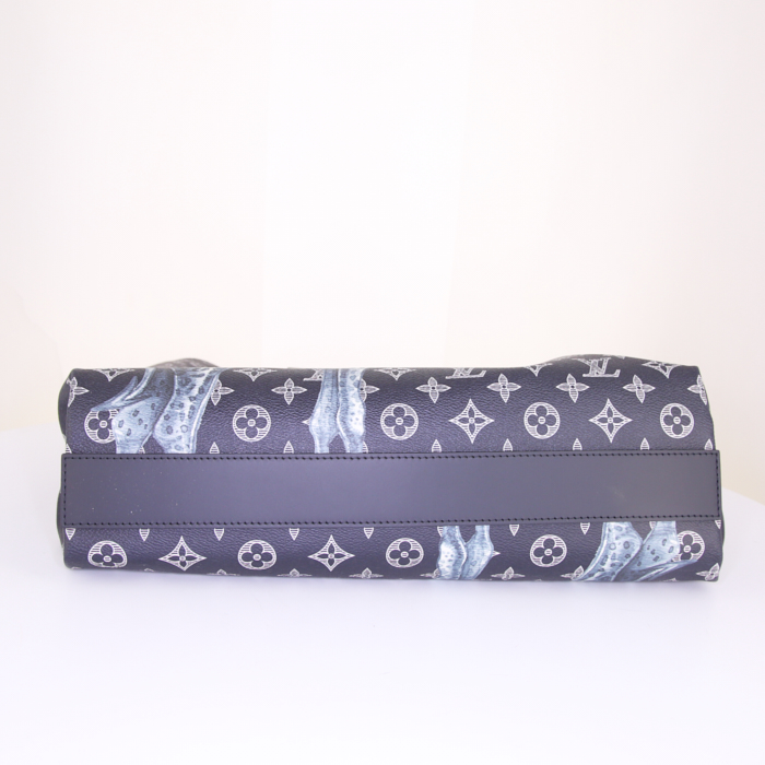 Louis Vuitton Edition Limitée Chapman Brothers shopping bag in dark blue monogram canvas and black leather - Detail D5