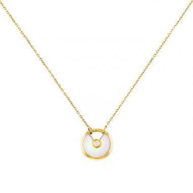Collier Cartier Amulette petit modèle en or jaune,  nacre et diamant