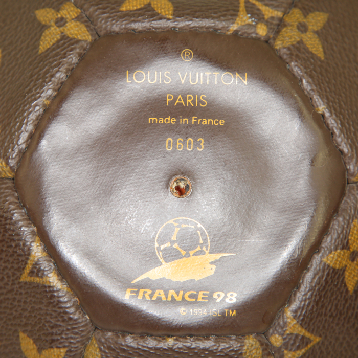 Ballon Louis Vuitton World Cup en toile monogram enduite marron et cuir naturel - Detail D2