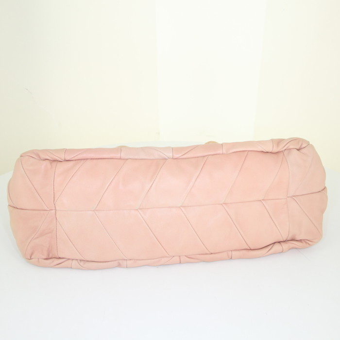 Bolso para llevar al hombro Miu Miu Matelassé en cuero acolchado degradado rosa - Detail D4