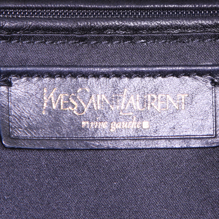 Bolso de mano Yves Saint Laurent Muse modelo grande en charol negro - Detail D3