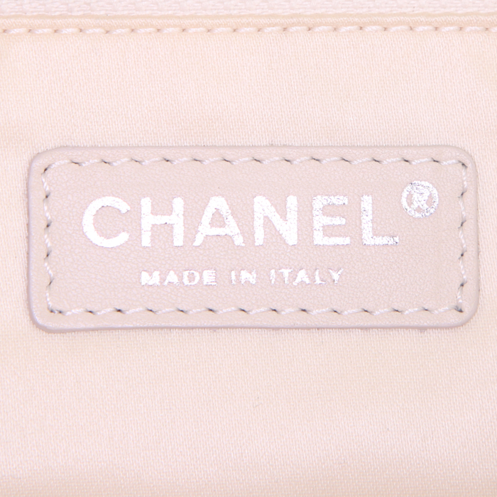 Sac porté épaule ou main Chanel East West en cuir matelassé blanc et jonc noir - Detail D4