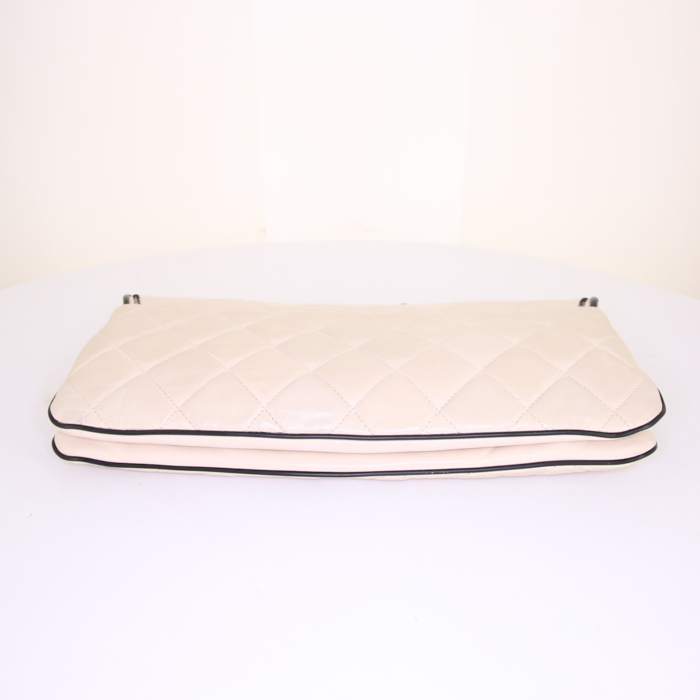 Borsa da spalla o a mano Chanel East West in pelle trapuntata bianca e profili neri - Detail D5