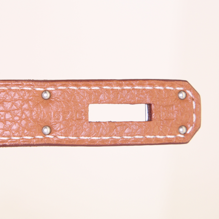 Bolso de mano Hermes Birkin 35 cm en cuero togo color oro - Detail D5