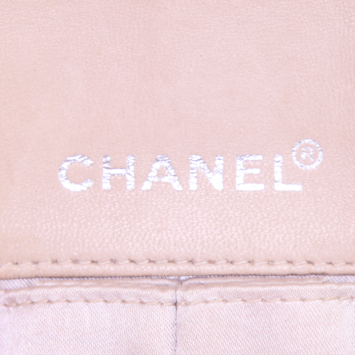 Chanel Baguette handbag/clutch in beige logo canvas and beige leather - Detail D4