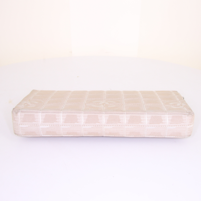 Chanel Baguette handbag/clutch in beige logo canvas and beige leather - Detail D5