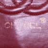 Bolso para llevar al hombro o en la mano Chanel Timeless Classic en cuero acolchado negro - Detail D4 thumbnail