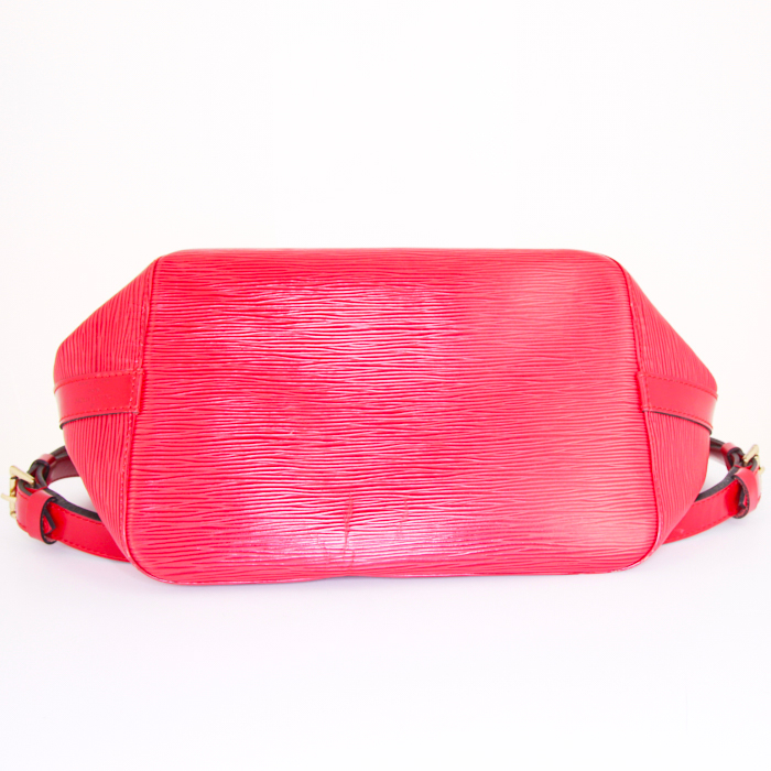 Sac à main Louis Vuitton petit Noé petit modèle en cuir épi rouge - Detail D4