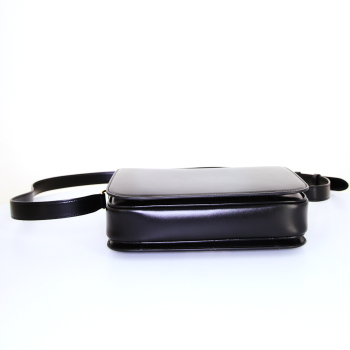 Celine Triomphe shoulder bag in black leather - Detail D4