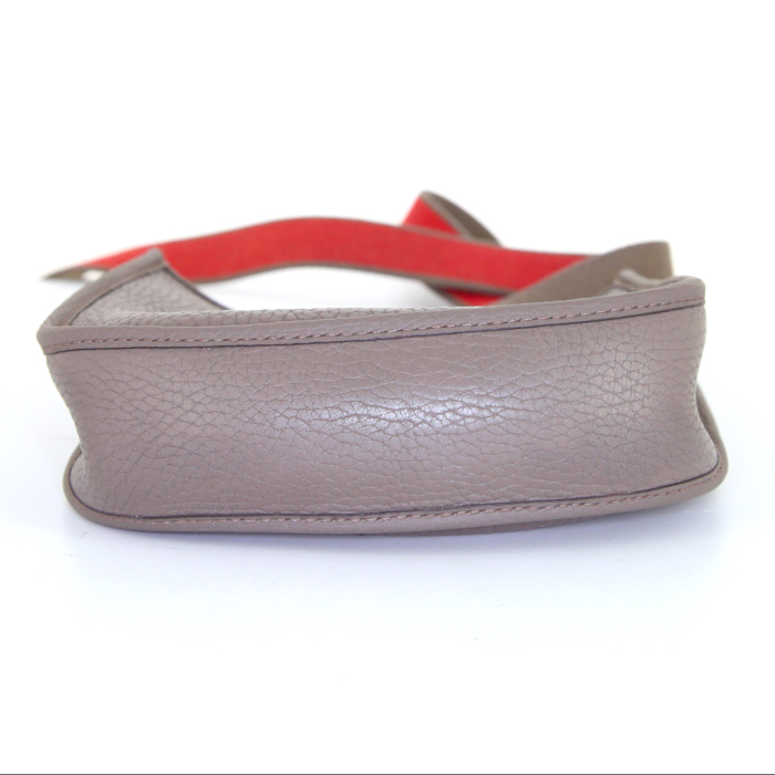 Hermès Mini Evelyne shoulder bag in etoupe togo leather and red canvas - Detail D4