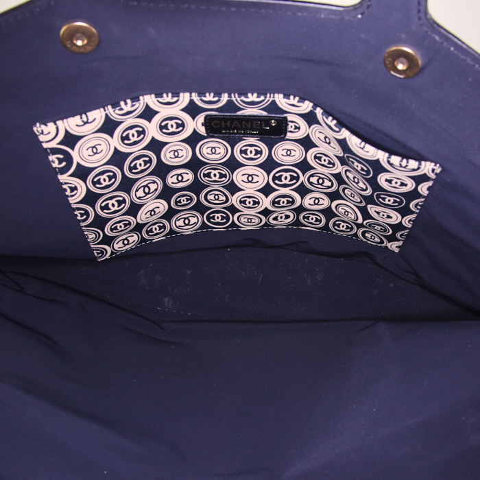 Bolso de mano Chanel Vintage en tela monogram bicolor negra y beige y cuero negro - Detail D2