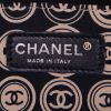 Bolso de mano Chanel Vintage en tela monogram bicolor negra y beige y cuero negro - Detail D4 thumbnail