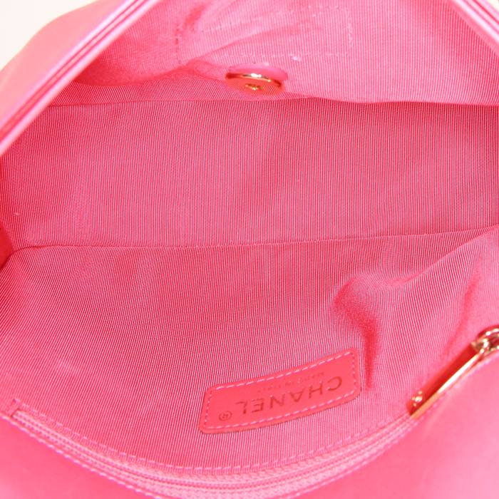 Sac à main Chanel en cuir matelassé rose et rouge - Detail D3