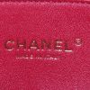 Bolso para llevar al hombro o en la mano Chanel Mademoiselle en cuero acolchado blanco - Detail D4 thumbnail