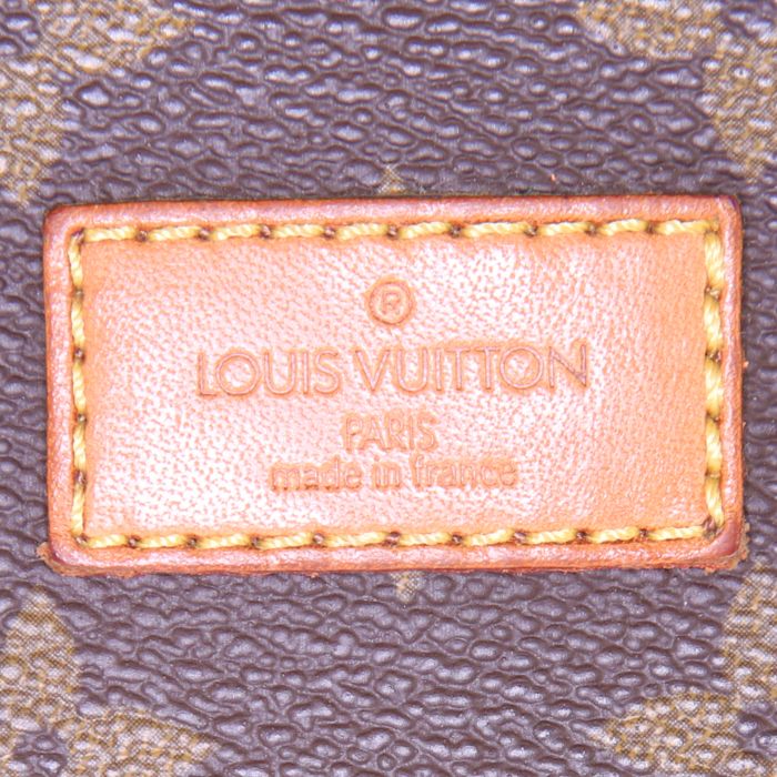 Sac bandoulière Louis Vuitton Saumur grand modèle en toile monogram enduite marron et cuir naturel - Detail D3