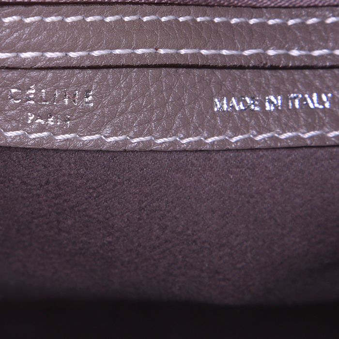 Celine Luggage Micro handbag in etoupe grained leather - Detail D3