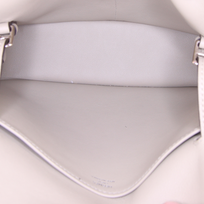 Bolso bandolera Hermès Halzan mini en cuero swift verde Sauge - Detail D2