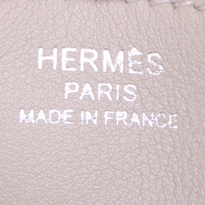 Bolso bandolera Hermès Halzan mini en cuero swift verde Sauge - Detail D3